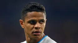 Douglas Santos em campo pelo Zenit, contra o Chelsea. Lateral falou do interesse do Mengão. Foto: Catherine Ivill/Getty Images.