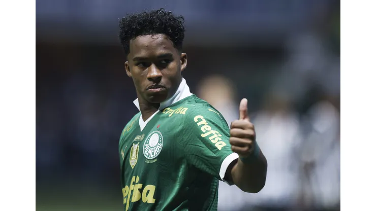 Endrick em campo pelo Palmeiras na final do Paulistão, diante do Santos, no Allianz Parque (Foto: Alexandre Schneider/Getty Images)