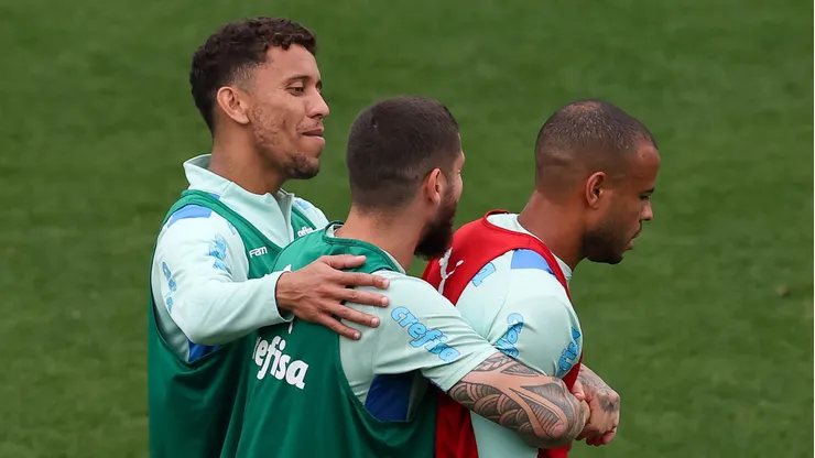 Marcos Rocha (à esquerda) deve assumir lugar de Mayke (à direita) em jogo do Palmeiras contra o Liverpool-URU - Foto: Cesar Greco/Ag. Palmeiras