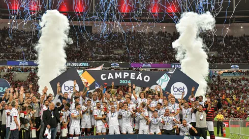 RJ - RIO DE JANEIRO - 07/04/2024 - CARIOCA 2024, FLAMENGO X NOVA IGUACU FINAL - Jogadores do Flamengo comemoram titulo de campeao durante cerimonia de premiacao apos vitoria contra o Nova Iguacu em partida no estadio Maracana pela decisao do campeonato Carioca 2024. Foto: Thiago Ribeiro/AGIF