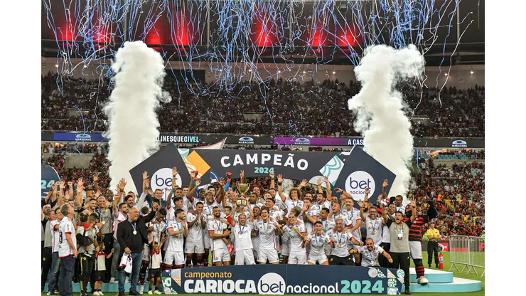 RJ - RIO DE JANEIRO - 07/04/2024 - CARIOCA 2024, FLAMENGO X NOVA IGUACU FINAL - Jogadores do Flamengo comemoram titulo de campeao durante cerimonia de premiacao apos vitoria contra o Nova Iguacu em partida no estadio Maracana pela decisao do campeonato Carioca 2024. Foto: Thiago Ribeiro/AGIF