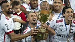 RJ - RIO DE JANEIRO - 07/04/2024 - CARIOCA 2024, FLAMENGO X NOVA IGUACU FINAL - De Arrascaeta jogador do Flamengo levanta a taca de campeao durante cerimonia de premiacao ao final da partida contra o Nova Iguacu no estadio Maracana pela decisao do campeonato Carioca 2024. Foto: Jorge Rodrigues/AGIF