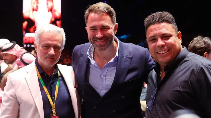Ronaldo Fenômeno junto com Mourinho, e Eddie Hearn, promotor de eventos, em um evento na Arábia Saudita em 2024. Foto: Richard Pelham/Getty Images.
