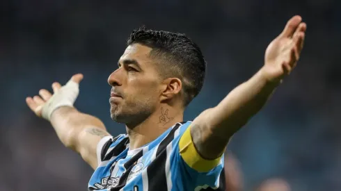 Foto: Pedro H. Tesch/Getty Images - Suárez parabeniza Grêmio pelo hepta