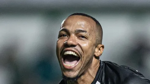 Marlon Freitas durante partida contra o Goias pelo Brasileirão 2023. Jogador interessa ao Cruz-Maltino.