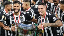 Paulinho e Hulk comemorando o título do Atlético-MG.