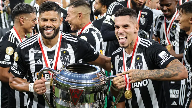 Paulinho e Hulk comemorando o título do Atlético-MG.