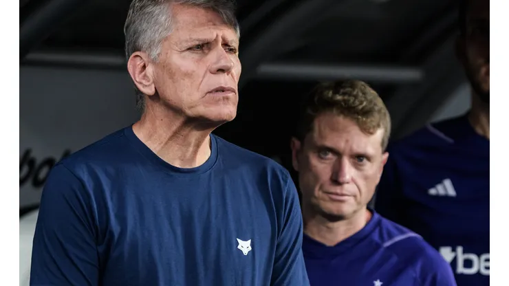 Paulo Autuori e Fernando Seabra acompanham partida do Cruzeiro - . Foto: Gustavo Aleixo/Cruzeiro