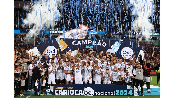 Jogadores do Flamengo levantando a taça de Campeão Carioca 2024 (Foto de Buda Mendes/Getty Images)