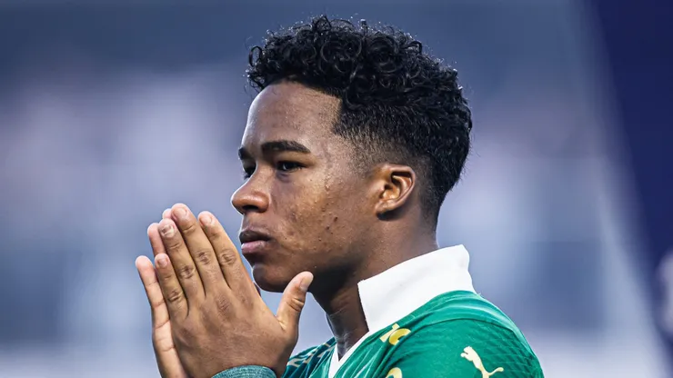 Endrick concentrado no primeiro jogo da final entre Santos e Palmeiras.