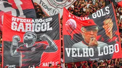 Torcida do Flamengo exibe bandeira de Gabigol, junto com a de Zagallo, no Maracanã, na final do Carioca. Foto: Thiago Ribeiro/AGIF