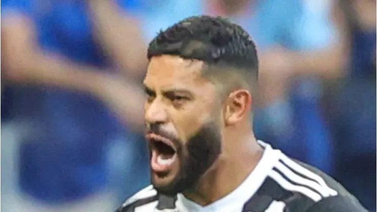 Hulk durante partida contra o Cruzeiro pela final do Campeonato Mineiro de 2024. Atacante foi decisivo no clássico.