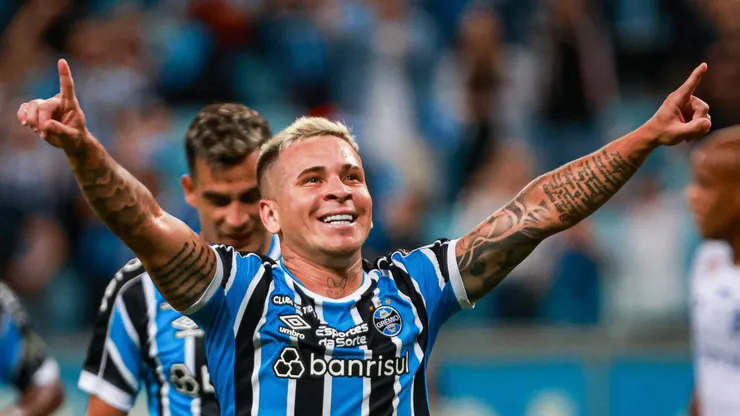 Atacante falou rapidamente durante a comemoração do título