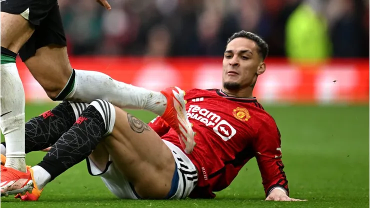 Antony em ação durante partida contra o Liverpool (ING), neste domingo. Foto: Michael Regan/Getty Images