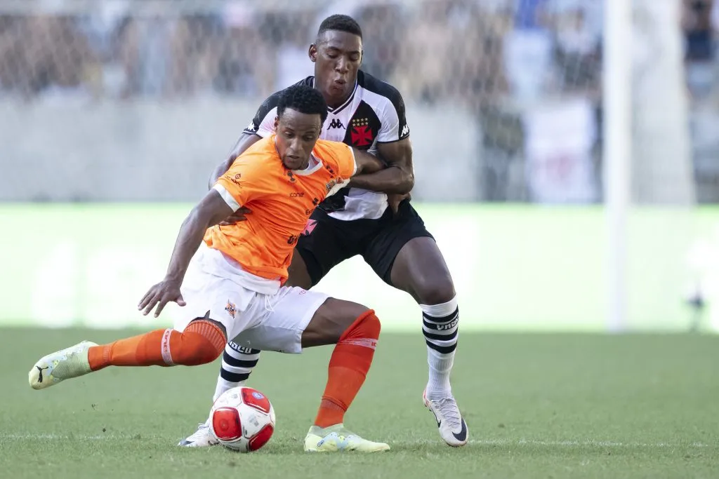 RJ – RIO DE JANEIRO – 17/03/2024 – CARIOCA 2024, NOVA IGUACU X VASCO – Xandinho jogador do Nova Iguacu disputa lance com Leo jogador do Vasco durante partida no estadio Maracana pelo campeonato Carioca 2024. Foto: Jorge Rodrigues/AGIF