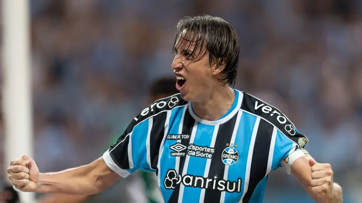 Geromel comemorando um dos gols gremistas na partida deste sábado (6). Foto: Liamara Polli/AGIF