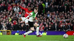Jogadores de Manchester United e Liverpool em disputa em partida valida pela FA CUP 2023/2024. (Foto: FA Cup)