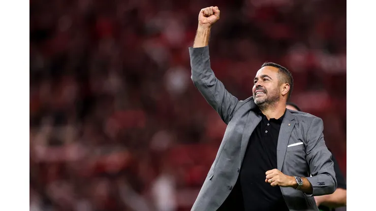 Artur Jorge deve ganhar reforços para a defesa no Botafogo. (Foto: Maja Hitij/Getty Images)