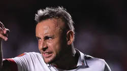 Rafinha durante partida contra o Novorizontino pelo Paulistão 2024. Lateral se lesionou na Libertadores.