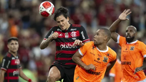 Atacante Pedro em disputa com desfensor do Nova Iguaçu, na final do Campeonato Carioca, no Maracanã. Foto: Jorge Rodrigues/AGIF