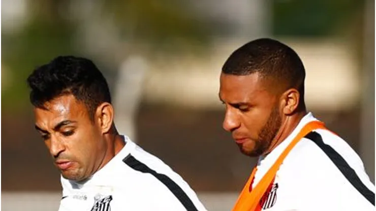 Nilson e Werley em disputa de bola. Atacante não teve passagem de sucesso no Peixe. Foto: Ricardo Saibun/Santos FC