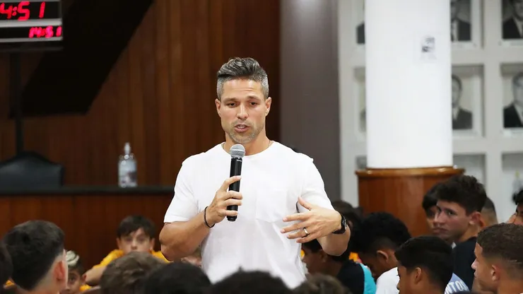 Diego Ribas palestrando para jogadores da Base do Santos. Foto: Santos