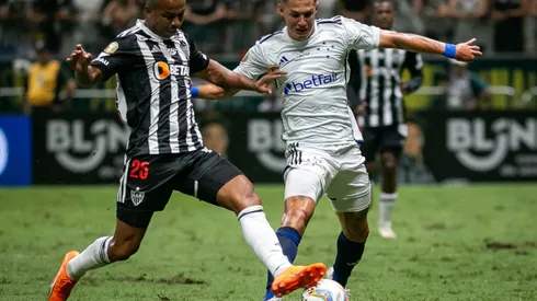 Mariano (E), do Atlético, e Mateus Vital, do Cruzeiro, em disputa acirrada em um Clássico Mineiro. Quem vence o tira-teima?