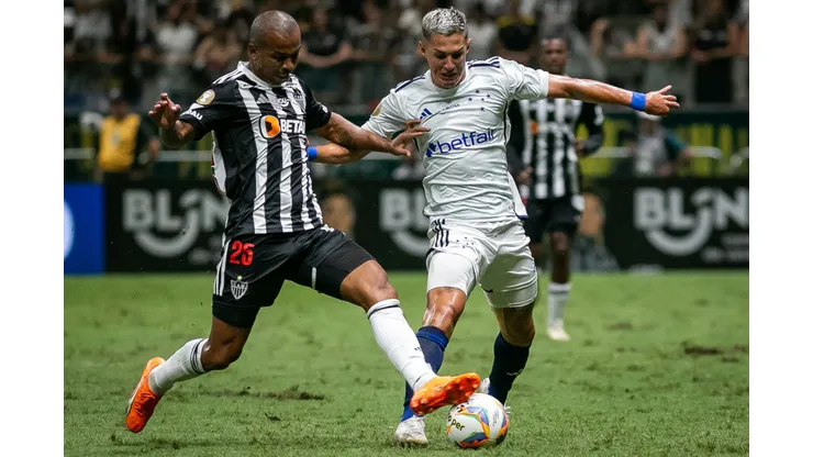 Mariano (E), do Atlético, e Mateus Vital, do Cruzeiro, em disputa acirrada em um Clássico Mineiro. Quem vence o tira-teima?