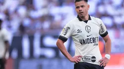 Tele Sena ocupava a barra frontal da camisa