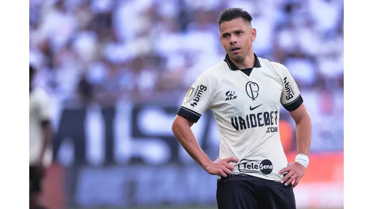 Tele Sena ocupava a barra frontal da camisa