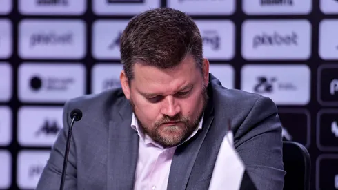 Torcedores reclamam da demora de Lúcio Barbosa. Foto: Thiago Ribeiro/AGIF