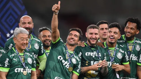Abel Ferreira comemorando o título do Campeonato Brasileiro de 2023. (Foto: João Guilherme Arenazio/Getty Images)
