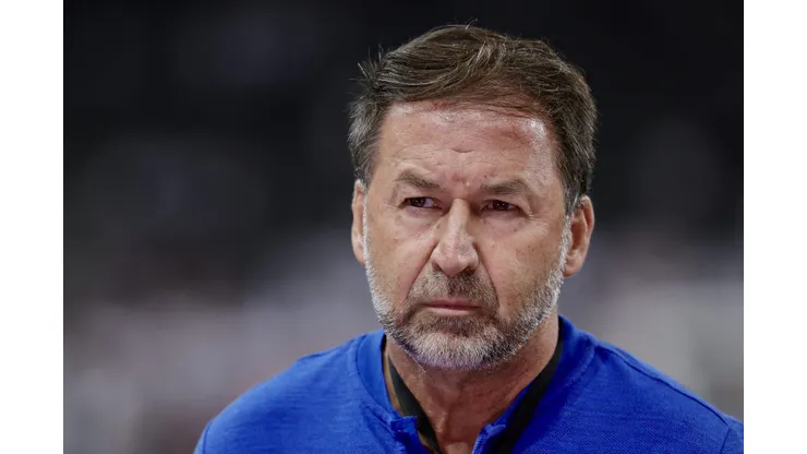Augusto Melo renovou com joia da base