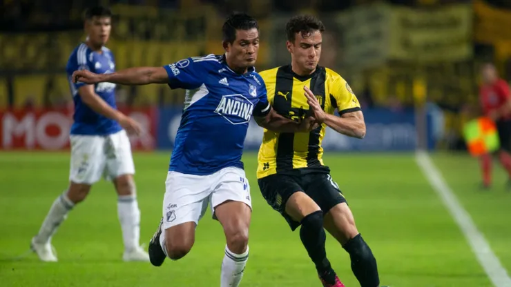 Jogador do Peñarol foi atingido por pedra. Ernesto Ryan/Getty Images.