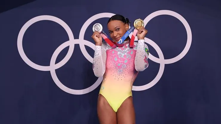 Rebeca Andrade brilhou em Tóquio 2020, ganhando ouro e prata. Créditos: Laurence Griffiths/Getty Images