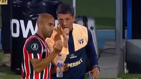 Lucas Moura e Thiago Carpini conversam durante jogo do São Paulo - Foto: Reprodução
