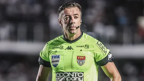 Raphael Claus durante partida entre Santos x Portuguesa, na Vila Belmiro, pelo Paulistão 2024 - Foto: Reinaldo Campos/AGIF