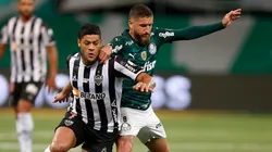 Jogadores de Palmeiras e Atlético disputam bola durante jogo pela Libertadores 2021 - Foto: Fernando Bizerra - Pool/Getty Images
