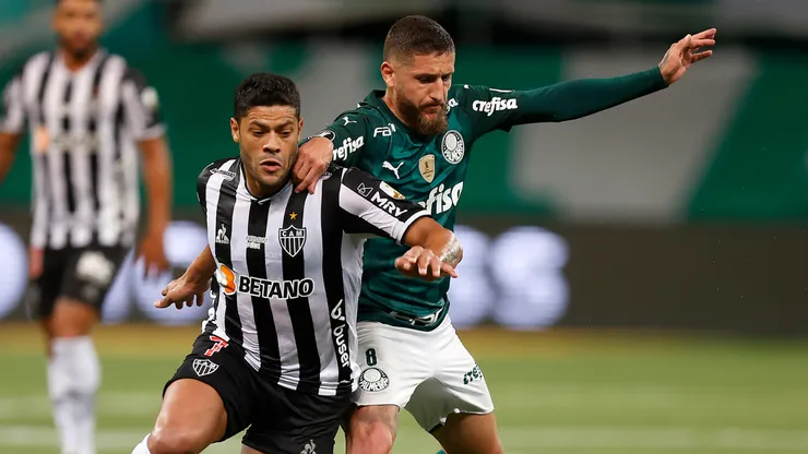 Jogadores de Palmeiras e Atlético disputam bola durante jogo pela Libertadores 2021 - Foto: Fernando Bizerra - Pool/Getty Images