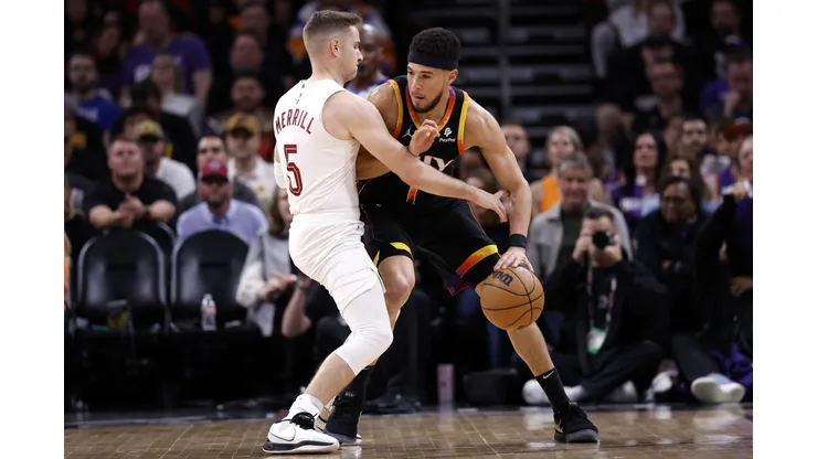 Devin Booker brilhou em jogo entre Suns e Cavaliers em Phoenix, pela temporada regular da NBA (Foto: Chris Coduto/Getty Images)