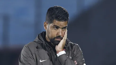 António Oliveira frustrado com a atuação em solo uruguaio. Foto: Ernesto Ryan/Getty Images