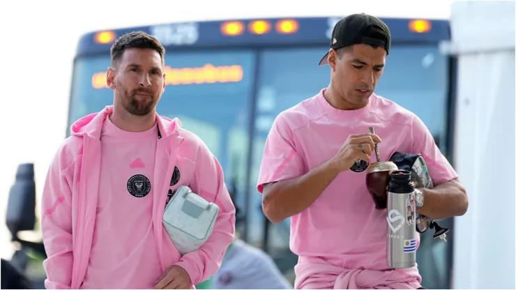 Messi e Suárez chegando para um jogo do Inter Miami - Foto: Rich Storry/Getty Images