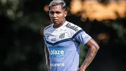 Foto: Raul Baretta/Santos FC - Morelos chama atenção de Carille durante atividade