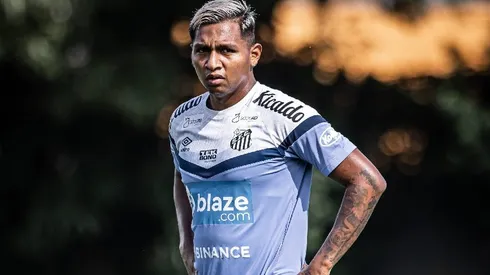 Foto: Raul Baretta/Santos FC - Morelos chama atenção de Carille durante atividade