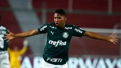 Rony, jogador do Palmeiras, comemora seu gol durante partida contra o River Plate, válida pela Libertadores 2020.