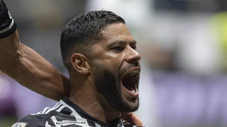 Hulk comemora seu gol contra o America-MG, na Arena MRV. Galo sobe receitas com novo estádio.