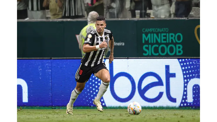 Paulinho em ação pelo Atlético, contra o Cruzeiro, na final do Campeonato Mineiro (Foto: Gilson Lobo/AGIF)