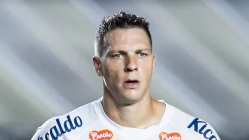 Julio Furch durante partida contra o Portuguesa pelo Paulistão 2024. Atacante é dúvida para a final diante do Palmeiras.