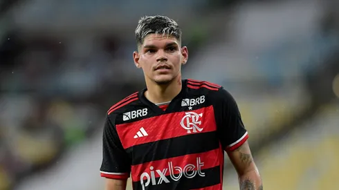 Ayrton Lucas, do Flamengo, pode ser convocado novamente para Seleção Brasileira - Foto: Thiago Ribeiro/AGIF