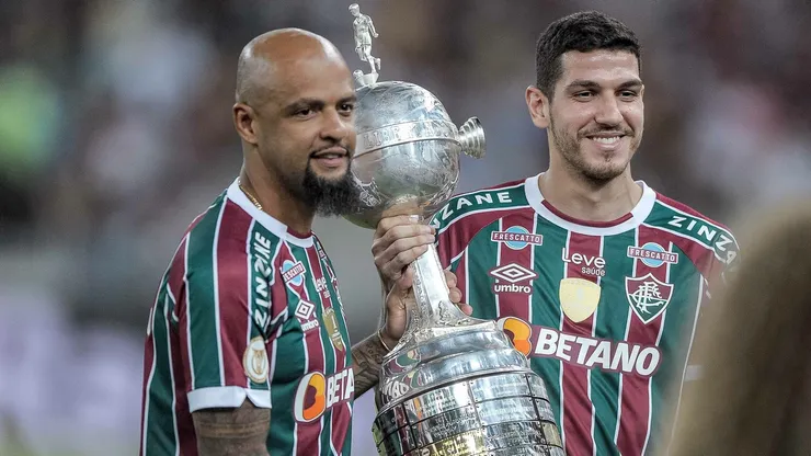 Felipe Melo e Nino levantam a taça da Libertadores no Maracanã.Foto: Jhony Pinho/AGIF